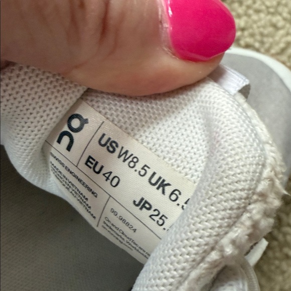 On Cloud 6 Running White Athletic Shoes (8.5) Women’s - Picture 10 of 11